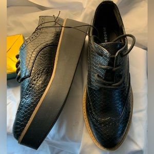 Madden Black Platform shoe Size 5 1/2